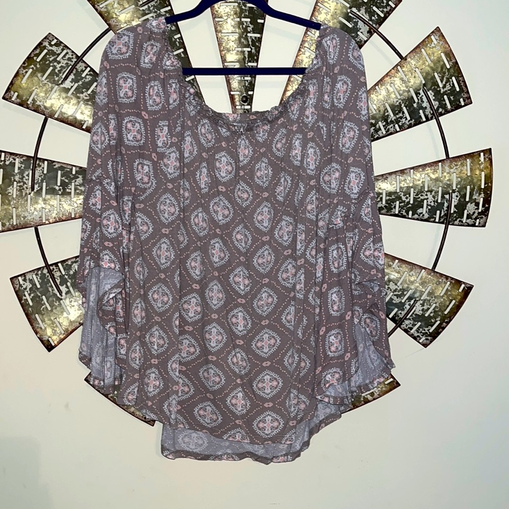 This is a beautiful mocha and pink dramatic bell sleeve top!